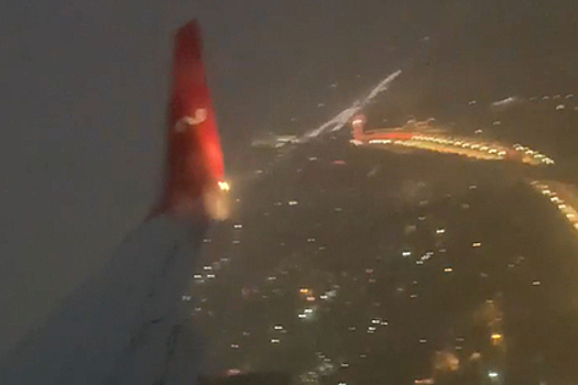 Попавшую в летевший в Сочи самолет молнию сняли на видео