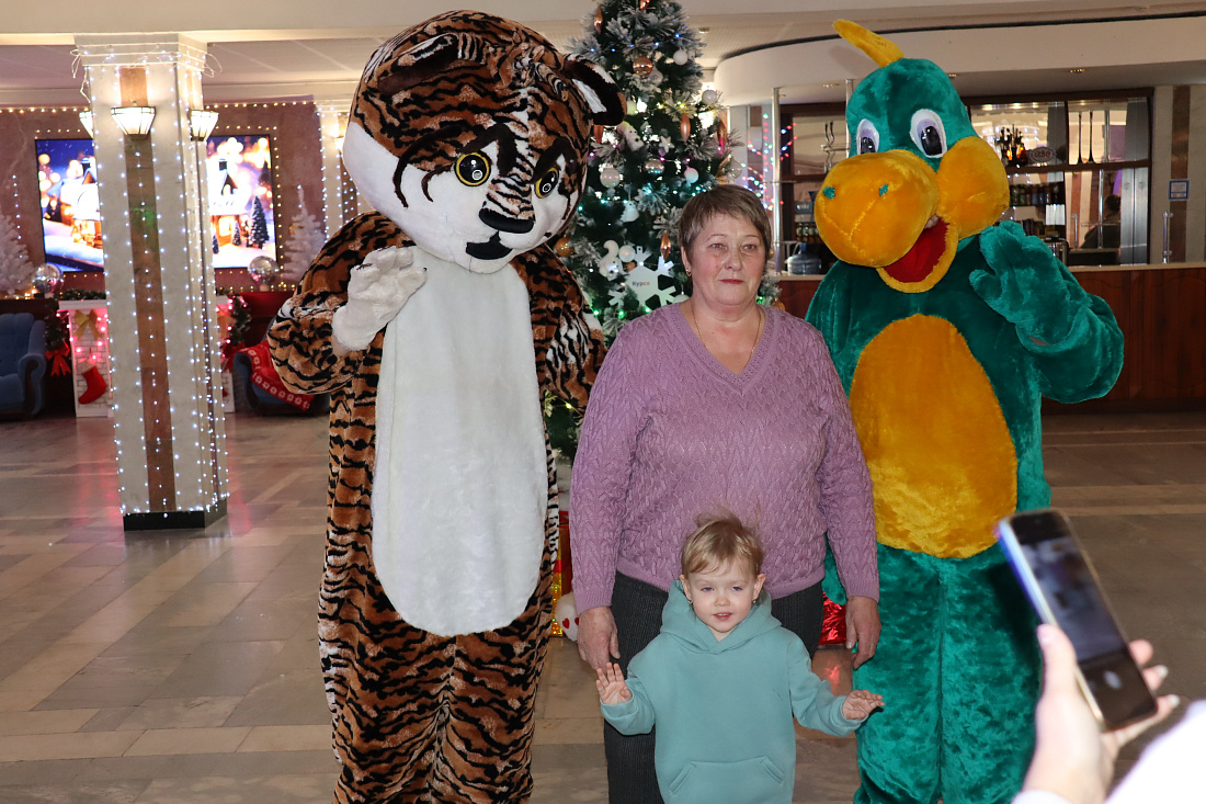 В Курске 266 детей участников и ветеранов СВО посмотрели новогоднюю сказку