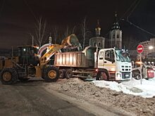 Ночью Саратов расчищали от снега 225 единиц спецтехники