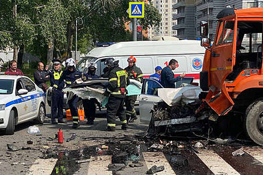 Появилось видео аварии, в которой "КамАЗ" раздавил Mercedes-Benz в Бутово