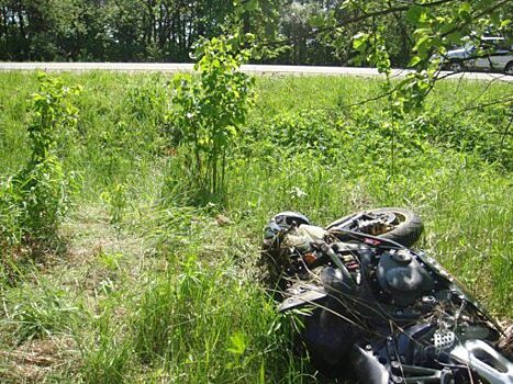 На орловской трассе лоб в лоб столкнулись ВАЗ и байкер на «Хонде»