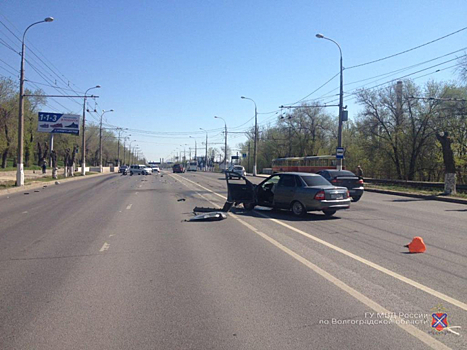 В Волгограде забывший о зеркалах водитель устроил массовую аварию