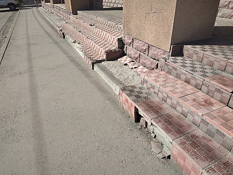Некрасиво и небезопасно: на гостевом маршруте в Челябинске разваливаются ступени здания