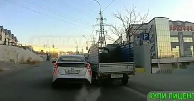 Во Владивостоке опасные «игры» на дороге чуть не привели к ДТП