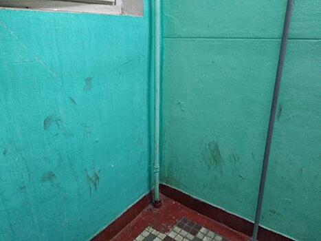 В подъезде на Молдагуловой отмыли и покрасили стены