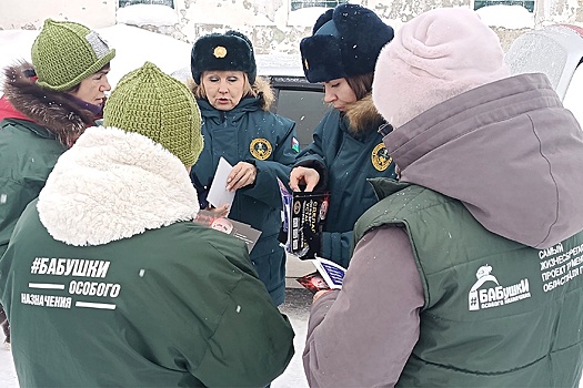В Тюмени пенсионерки следят за пожарной безопасностью вместе с инспекторами