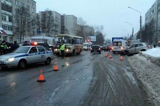 В центре Архангельска столкнулись сразу четыре автомобиля