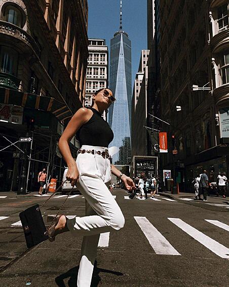 Популярный американский блогер Эмили Лучиано в не менее популярной позе на улицах Нью-Йорка.
