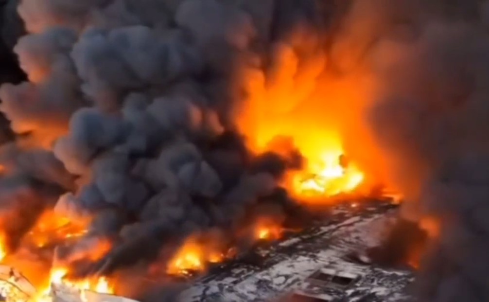 Гигантский пожар в торговом центре Варшавы попал на видео