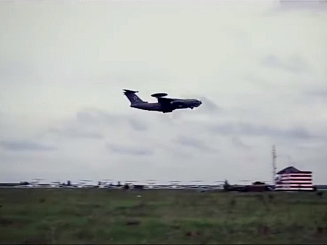 Странный самолет со спутниковой тарелкой заметили в небе жители Новосибирска