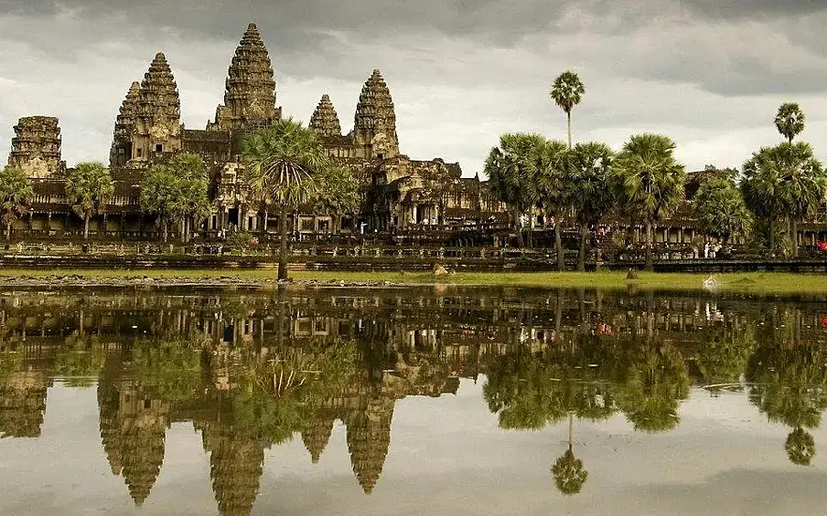 Ангкор, Камбоджа. Ангкор был столицей Кхмерской империи с IX по XV века. Сегодня он представляет собой одну из самых грандиозных по своим размерам исторических достопримечательностей мира. Площадь этого города-храма превышает 400 кв.км.