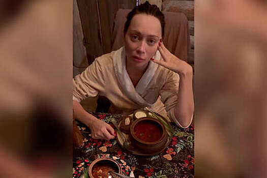 Актриса Настасья Самбурская показала лицо без макияжа в бане
