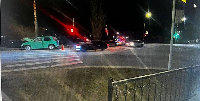 В ДТП в Ростове пострадали двое взрослых и подросток