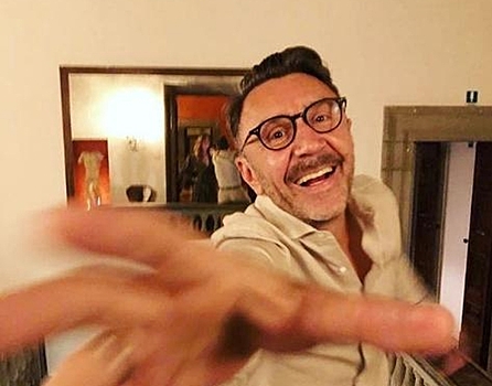 Шнуров высмеял рекламирующих поправки звезд