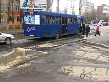 Саратовцы пожаловались на проблемный подъезд к остановке из-за снятого асфальта