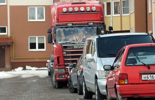 За парковку грузовиков во дворах хотят штрафовать