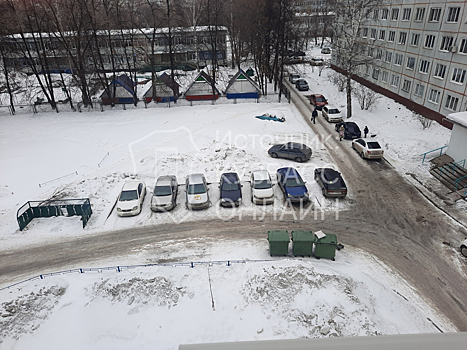 Жительница Кузбасса пожаловалась на стоящие на дороге мусорные баки