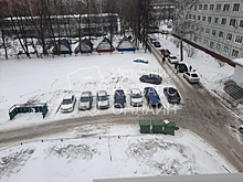 Жительница Кузбасса пожаловалась на стоящие на дороге мусорные баки