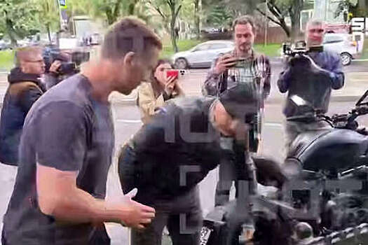 SНОТ: Блиновский отказался пожать руку водителю кроссовера, которому он снес зеркало