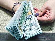 Курс доллара опустился ниже 100 рублей