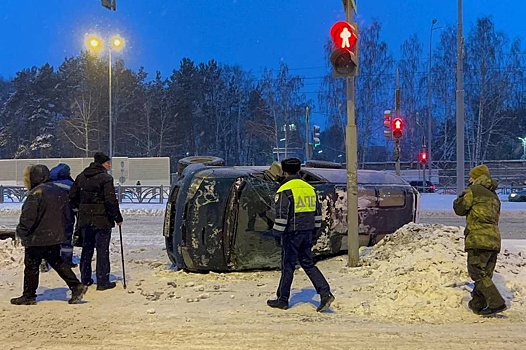В Екатеринбурге опрокинулась машина и сбила двух пешеходов на переходе