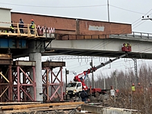 На Петрозаводском шоссе устанавливают пролетное строение нового путепровода