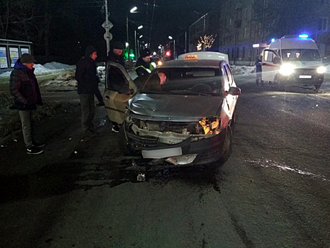 На улице Октябрьской столкнулись такси и «Дэу», двое пострадали