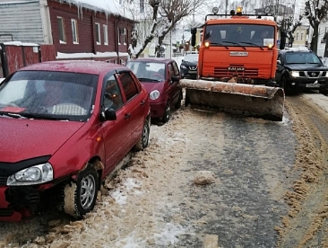 Снегоуборщик в Костроме помял две припаркованных машины