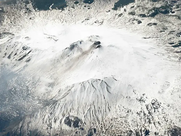Этна — второй по активности вулкан в мире, Италия.