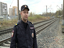 Полицейский бросился под поезд, чтобы задержать нарушителя