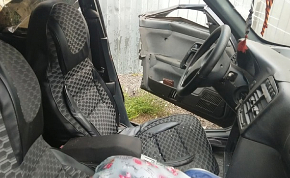 В Курчатове спасатели вытащили из машины заблокированного там человека