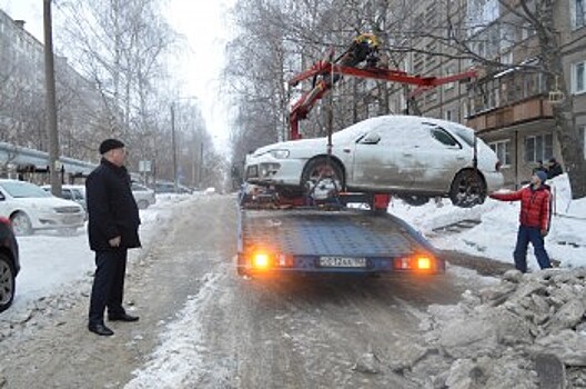 Дорожным службам Московского района приходится убирать снег вместе с эвакуаторами