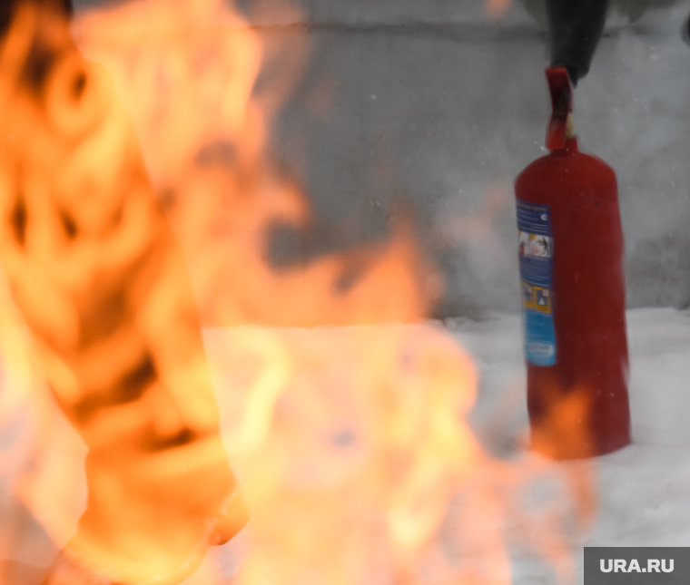 Появились кадры поджога урны на избирательном участке в ХМАО