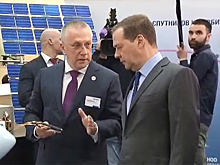 Печально известный Андрей Вавилов всучил Медведеву «планшет богача»