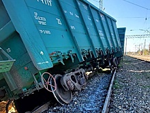 Три вагона поезда сошли с рельсов в российском регионе