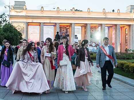 Эксперты подсчитали среднюю стоимость нарядов и аксессуаров на выпускной в РФ