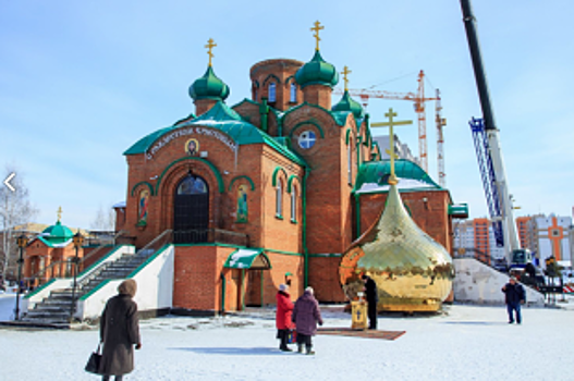 Впервые за 23 года сменили купол на Богоявленской церкви в Барнауле