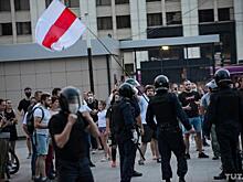 В соцсетях появились видео с выбрасывающими форму белорусского спецназа мужчинами
