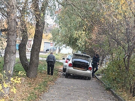 В Пензе автомобилисты устроили шиномонтаж прямо на тротуаре