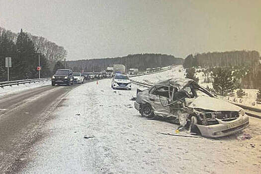 В Красноярском крае Hyundai разорвало при ударе о фуру на встречной полосе