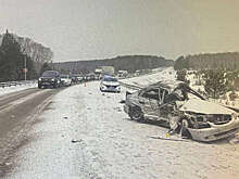 В Красноярском крае Hyundai разорвало при ударе о фуру на встречной полосе