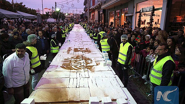 В Греции испекли гигантский торт в честь Нового года