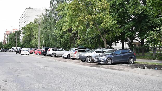 Не парковаться на ул. Челюскинцев просят водителей в Вологде