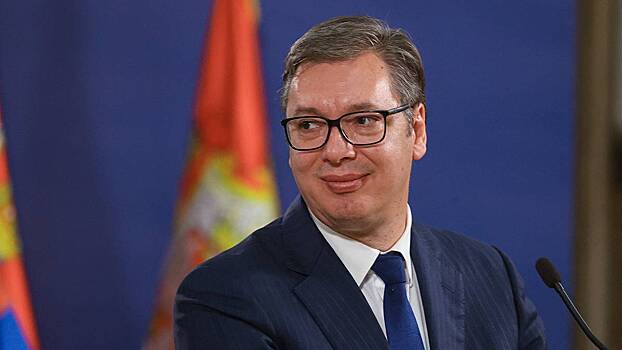 Вучич принес на брифинг подгузники для взрослых, объясняя необходимость перемен