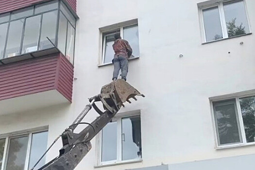 В Башкирии мужчина на экскаваторе спас кота, застрявшего в окне