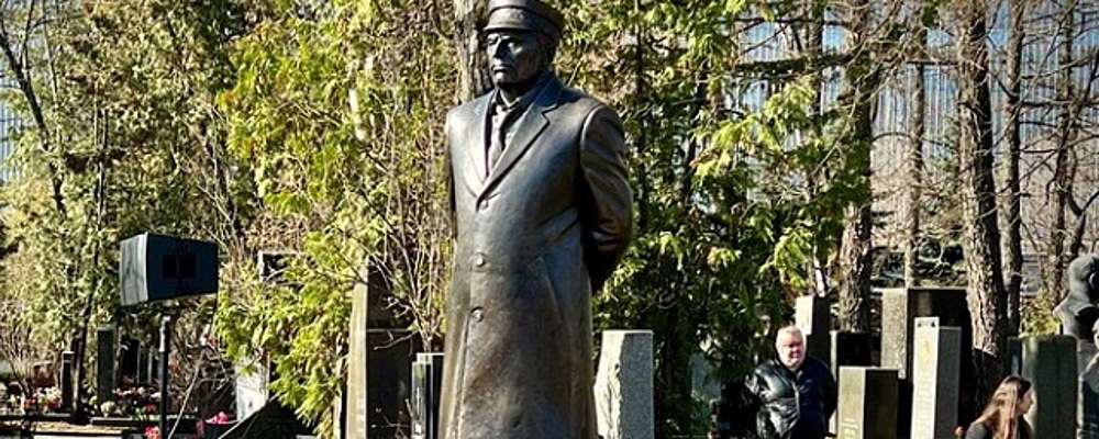 Памятник жириновскому на новодевичьем