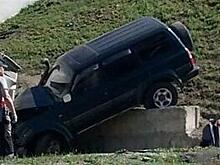 Видео: во Владивостоке внедорожник слетел с подпорной стены и врезался в гараж