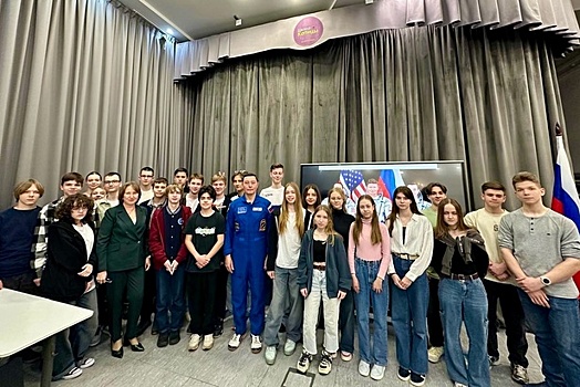 Космонавт С. Н. Ревин встретился с учащимися школы N 1557