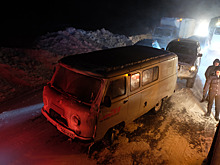 На Сахалине освободили застрявшую из-за снега на дороге колонну автомобилистов