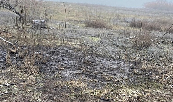 Нефть из буровой скважины залила почву под Волгоградом